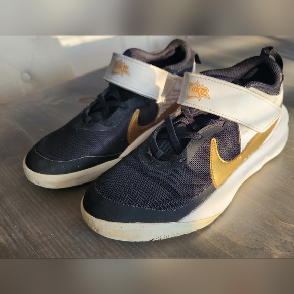 Nike Team Hustle Hightop Sneakers - Picture 2 of 6